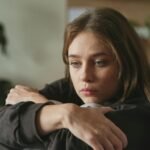 डिप्रेशन सिर्फ उदासी नहीं, गंभीर मानसिक बीमारी का संकेत: जानिए चेतावनी लक्षण