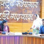 जनता मिलन में डीएम पौड़ी ने सुनीं जनसमस्याएं, कई मामलों का मौके पर समाधान