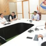 गैस सिलेंडरों की कालाबाजारी रोकने के लिए कार्रवाई करें