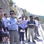 जिलाधिकारी बोले, विकास कार्यों को तेजी से किया जाएं