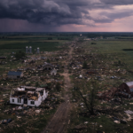 इलिनोइस में बवंडर से भारी तबाही, बिजली ठप