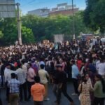 नोएडा में कर्मचारियों का हिंसक प्रदर्शन, गाड़ियों में की तोड़फोड़