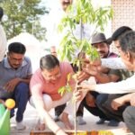 मुख्यमंत्री ने “”एक पेड़ मां के नाम” के तहत पूर्णागिरि मंदिर परिसर में रोपा पौधा