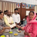 आपदा प्रभावितों को राहत राशि के चैक वितरित किए