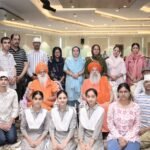 निर्मल आश्रम दीपमाला पब्लिक स्कूल के सुसज्जित सभागार में विद्यालय के मेधावी छात्र-छात्राओं को अभिभावकों सहित सम्मानित किया गया