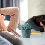 दिनभर नींद और थकान से हैं परेशान? जानिए क्या है इसकी असली वजह