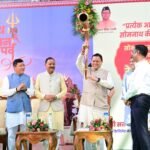 मुख्यमंत्री ने विशेष रेल यात्रा को हरी झंडी दिखाकर रवाना किया