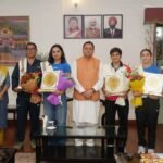 मुख्यमंत्री से की उत्तराखण्ड की महिला मुक्केबाजों ने भेंट