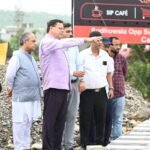 मुख्यमंत्री ने नंदा की चौकी पुल के एप्रोच रोड के पुनर्निर्माण कार्य का किया निरीक्षण