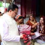 मुख्यमंत्री ने  कारीगरों को ‘उत्तराखण्ड राज्य शिल्प रत्न’ से सम्मानित किया
