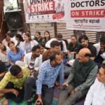 मंत्री सुबोध उनियाल ने दून अस्पताल पहुंचकर पीजी, एसआर और जेआर डॉक्टरों को दिया स्टाइपेंड बढ़ाने का भरोसा, धरना स्थगित