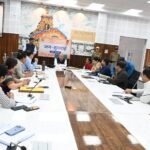 33 समस्याओं में 13 का मौके पर निस्तारण, सीएम हेल्पलाइन के लंबित मामलों की भी समीक्षा