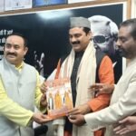 पारंपरिक टोपी और पुस्तक से किया अभिनंदन