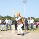 नमो क्रिकेट लीग में CM धामी ने खिलाड़ियों संग खेला क्रिकेट, युवाओं को दिलाई नशामुक्ति की शपथ